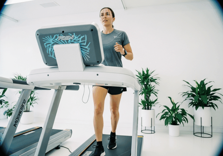 A single 30-minute treadmill session at 75–85% max HR reduces the brain’s response to negative emotional stimuli by 20%, improving emotional regulation and mood.
