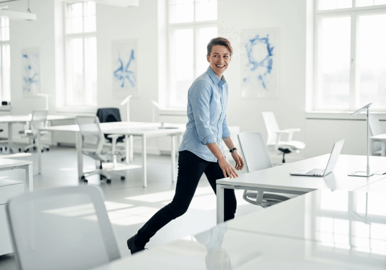 A regimen of 2‑minute walking breaks each hour yields sustained alertness and ~60% greater odds of feeling energetic across the day.