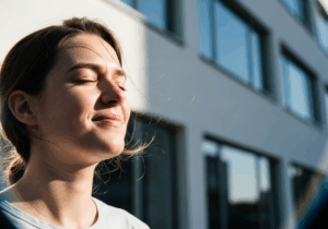 Brief translates: regular sun exposure triggers nitric oxide release, lowering blood pressure by a few mmHg, enhancing mood via vascular relaxation.