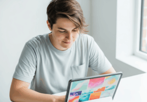 Mapping visual attention toward emotional stimuli correlated with trait emotional intelligence and increased positive emotional bias by 21%.